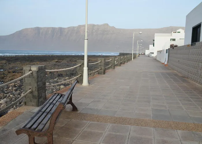 Oasis A 20 M De La Playa Famara