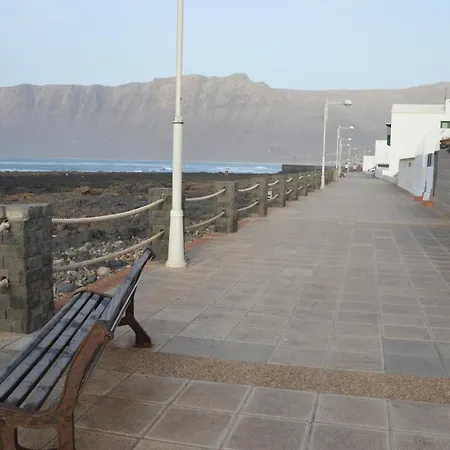 Oasis A 20 M De La Playa Famara