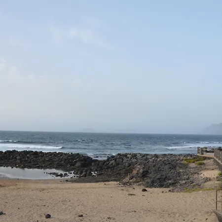 Oasis A 20 M De La Playa Feriehus Famara